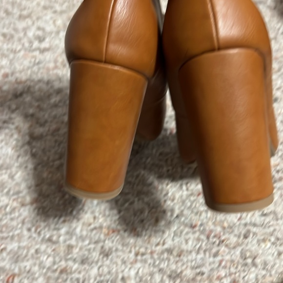 Mary Jane Style Block Pump - Picture 5 of 8